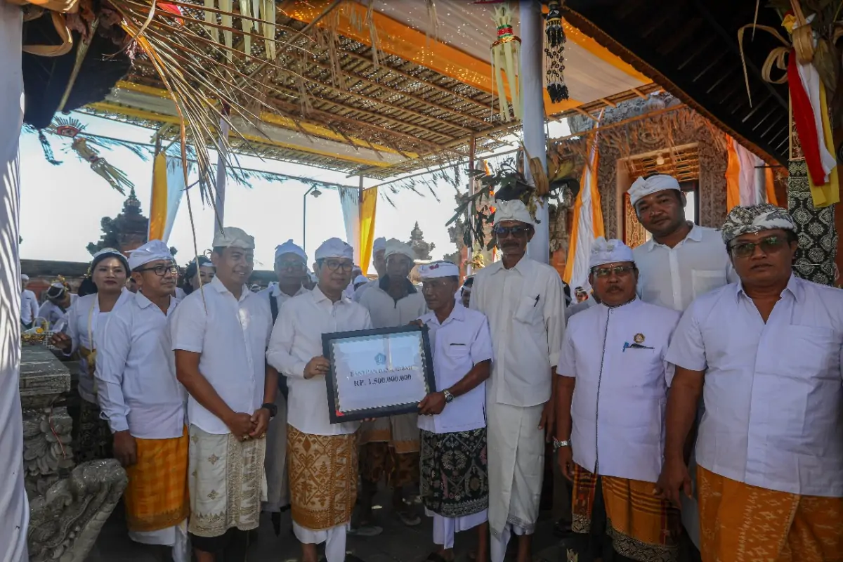 Bupati Wayan Adi Arnawa ngupasaksi Karya Agung Mamungkah, Ngenteg Linggih, di Pura Dalem Kahyangan Desa Adat Bale Agung, Desa Cemagi, Mengwi, Sabtu (16/8).