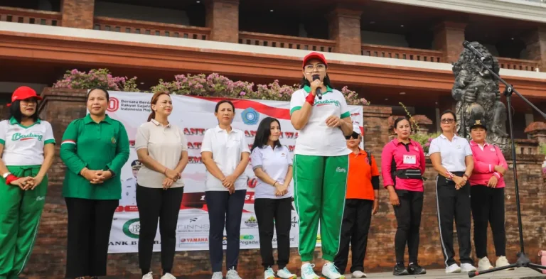 Ketua TP. PKK Nyonya Rasniathi Adi Arnawa bersama Sekretaris I, TP. PKK Badung Nyonya Yunita Alit Sucipta dan Ketua DWP Badung Nyonya Oliviana Surya Suamba saat lomba antar organisasi wanita, di Lapangan Utara Balai Budaya Giri Nata Mandala, Puspem Badung, Jumat (15/8).