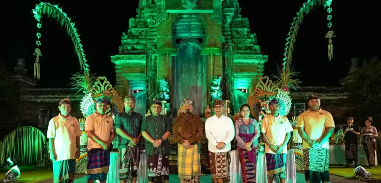 Bupati Wayan Adi Arnawa membuka Mengwi Ganjur Festival (Megafest) IV yang ditandai dengan pemukulan kendang, Sabtu (30/8) di Jaba Pura Taman Ayun, Mengwi, Badung.
