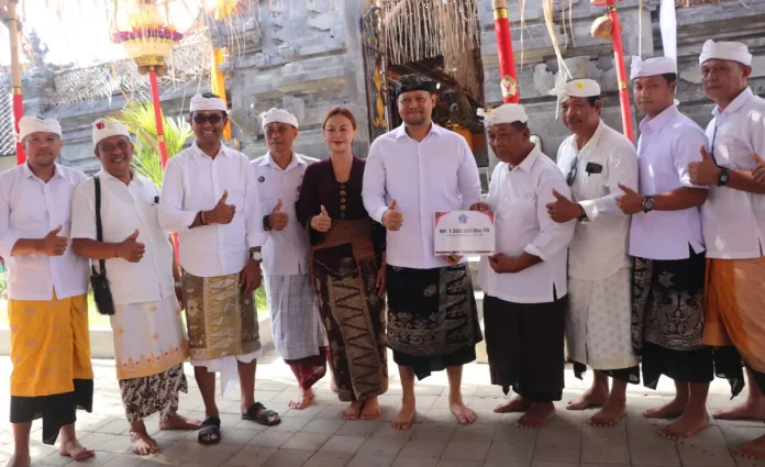 Wabup Bagus Alit Sucipta bersama Nyonya Yunita Alit Sucipta menghadiri Karya Mamungkah, Ngenteg Linggih, dan Padudusan Agung di Merajan Tegal, Jimbaran, Rabu (20/8).