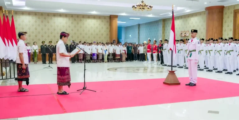 Bupati Wayan Adi Arnawa saat mengukuhkan anggota Paskibraka Kabupaten Badung Tahun 2025 di Lobi Utama Balai Budaya Giri Nata Mandala Puspem Badung, Kamis (14/8).