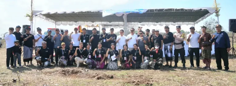 Bupati Adi Arnawa membuka secara resmi Sabdha Kite Festival V di Lapangan PT. Indowisata Makmur, Pecatu, Minggu (31/8).