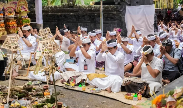 Bupati Adi Arnawa Hadiri Persembahyangan Bersama di Pura Ulun Swi Subak Balangan