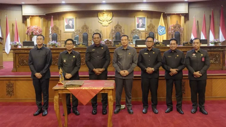 Bupati Wayan Adi Arnawa bersama Ketua DPRD Badung I Gusti Anom Gumanti dan para Pimpinan DPRD saat Rapat Paripurna DPRD Badung di ruang Sidang Utama Gosana, Kantor DPRD Badung, Jumat (15/8).