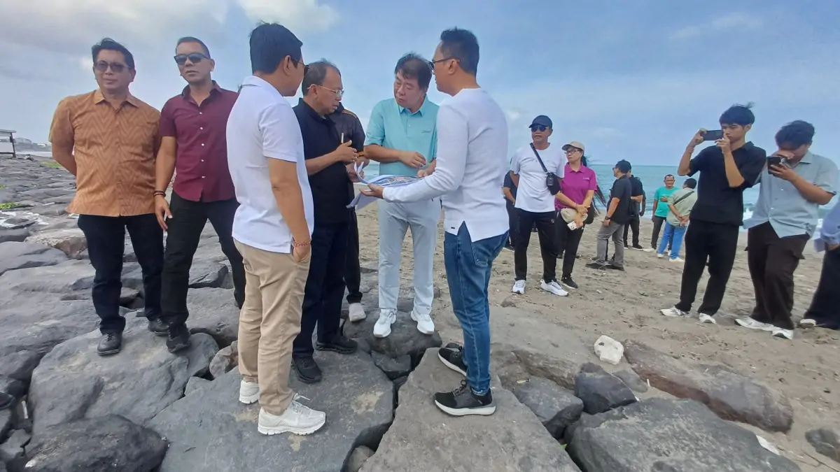 Bupati Badung I Wayan Adi Arnawa mendampingi Gubernur Bali Wayan Koster saat Sidak terkait pembangunan di Kawasan Pantai Berawa, Desa Tibubeneng, Kuta Utara, Minggu (10/8).