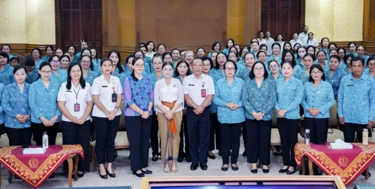 Ketua TP. PKK Kabupaten Badung Nyonya Rasniathi Adi Arnawa membuka secara resmi Sosialisasi PAAREDI di Ruang Kertha Gosana, Puspem Badung, Rabu (27/8).