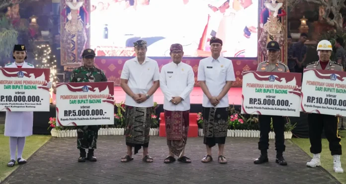 Bupati Adi Arnawa menghadiri acara syukuran HUT Kemerdekaan RI Ke-80 Tahun di Area Jaba Pura Lingga Bhuana, Puspem Badung, Minggu (17/8).