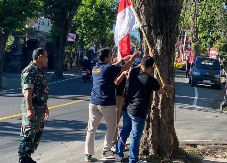 Pemerintah Kabupaten Buleleng menggelar gerakan pengibaran Bendera Merah Putih yang menjangkau hingga ke pelosok wilayah desa.