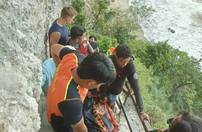 Tragedi terjadi di Diamond Beach, Nusa Penida, Sabtu siang 2 Agustus 2025, saat dua wisatawan asing terseret arus saat berenang.