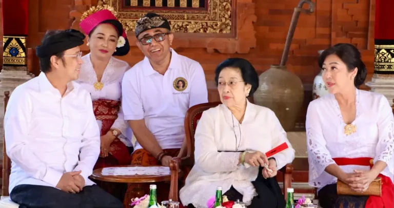 Suasana duka menyelimuti keluarga besar I Gusti Ngurah Jaya Negara, yang tengah melaksanakan upacara palebon untuk almarhumah sang ibunda