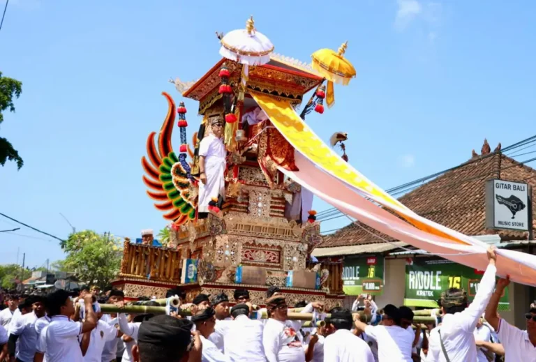 Upacara puncak Pelebon (ngaben) untuk Ni Jero Samiarsa, ibunda dari Wali Kota Denpasar I Gusti Ngurah Jaya Negara dilangsungkan secara khidmat