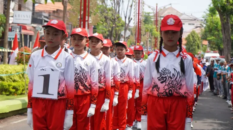 Semangat Hari Kemerdekaan Republik Indonesia ke-80 bergema di Kabupaten Buleleng melalui Lomba Gerak Jalan sejauh 8 kilometer