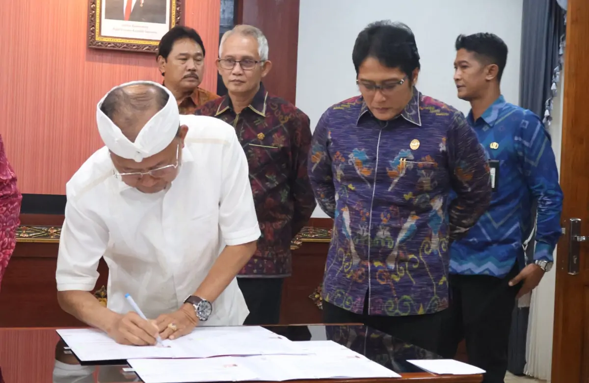 Gubernur Bali Wayan Koster menegaskan TPA Suwung harus ditutup agar tidak ada masalah hukum dan semua sampah dikelola mulai dari rumah.