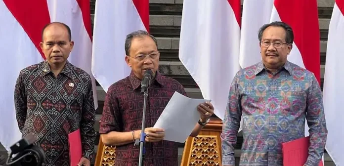 Gubernur Bali Wayan Koster menegaskan keseriusannya dalam mengatasi persoalan sampah di Pulau Dewata demi menjaga kelestarian lingkungan.