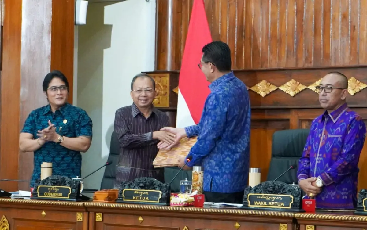 Gubernur Bali Hadiri Rapat Paripurna Pembahasan Raperda Bale Kertha Adhyaksa Desa Adat
