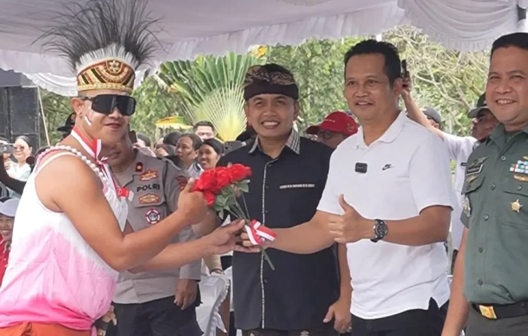 Pemerintah Kabupaten Jembrana menggelar lomba gerak jalan antar Perangkat Daerah dengan sentuhan kreatif dan lucu, Rabu 13 Agustus 2025