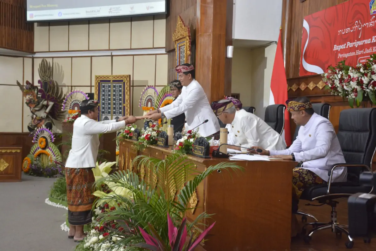 DPRD Bali menggelar Rapat Paripurna untuk membahas laporan akhir Raperda Bale Kerta Adhyaksa yang bertujuan memperkuat mekanisme penyelesaian perkara adat di desa adat.