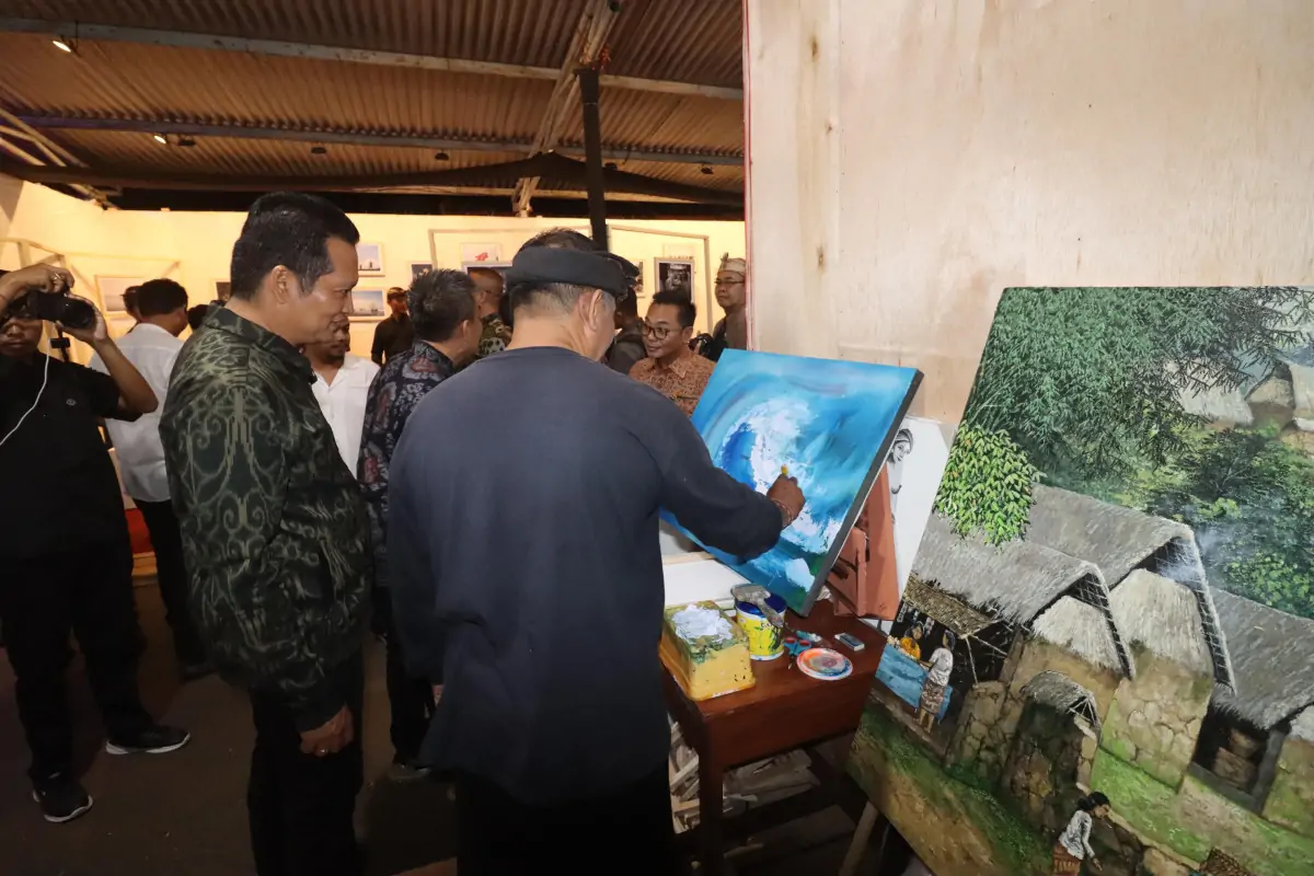 Bupati Jembrana I Made Kembang Hartawan meninjau stan-stan UMKM usai membuka pameran, sekaligus memberi semangat kepada pelaku usaha lokal.
