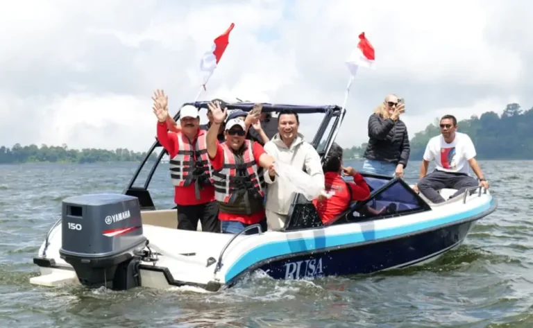Bupati melakukan kegiatan penebaran lebih dari 10 ribu benih ikan nila di kawasan wisata The Rusa by The Lake, Ulun Danu Beratan