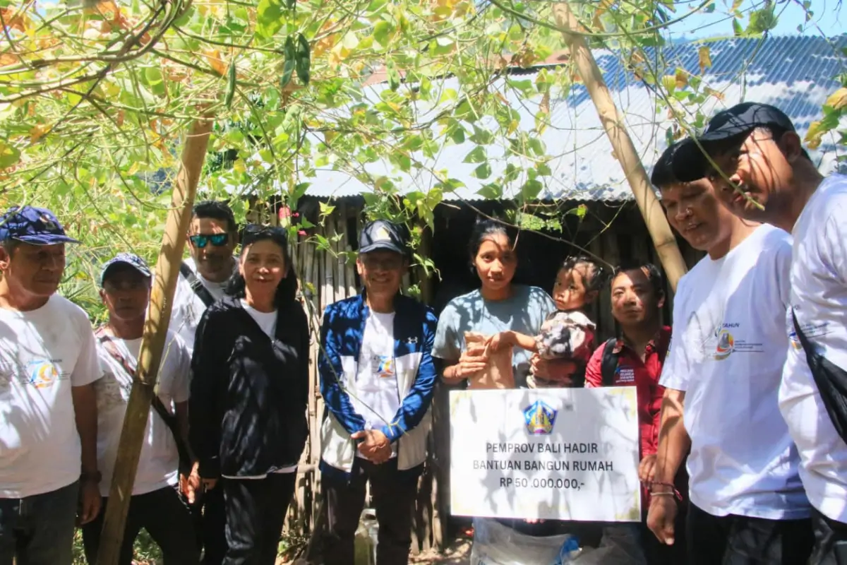 Kadis PUPR Bali, Nusakti Yasa Wedha, menyerahkan bantuan rumah layak huni kepada warga kurang mampu di Bangli dalam rangka Hari Jadi ke-67 Provinsi Bali.