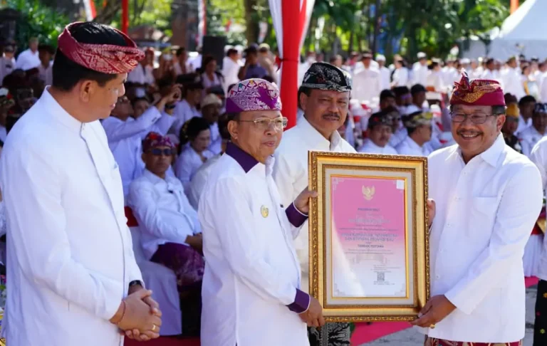 HUT ke-67, Pemprov Bali Anugerahkan Adhyasta Prajaniti kepada Tiga OPD