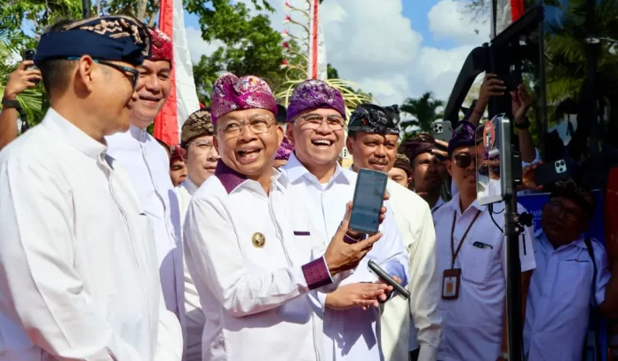 Kantor Perwakilan Bank Indonesia Provinsi Bali mendorong digitalisasi transaksi melalui meluncurkan layanan QRIS Tap moda transportasi umum