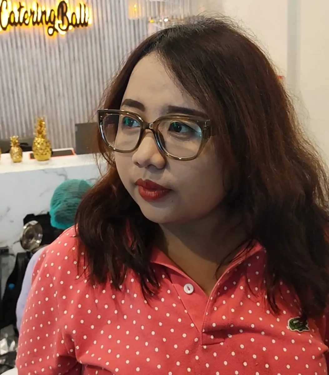 Sales & Marketing Manager OSA Catering, Kartika Chika saat diwawancarai pada Senin, 18 Agustus 2025 di Osa Catering Bali.