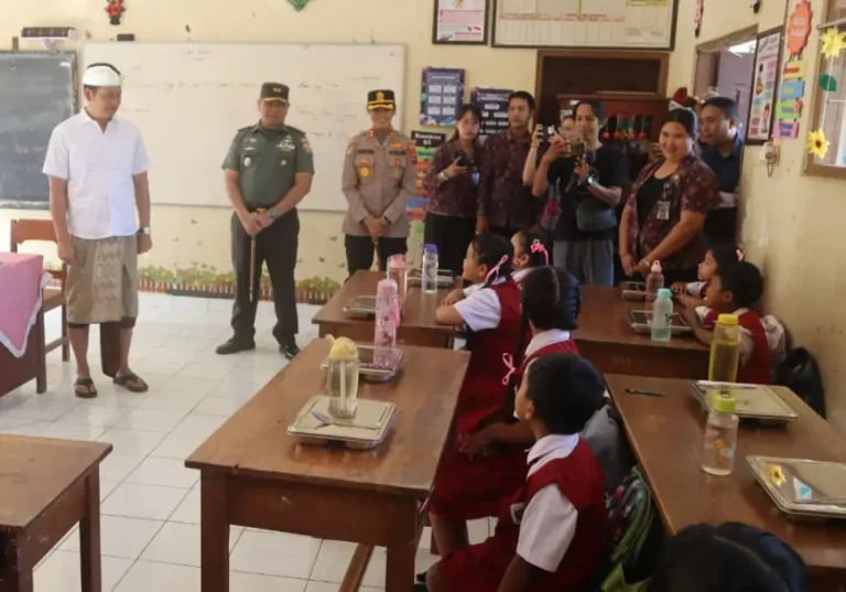 Kabupaten Jembrana kembali mencatat prestasi membanggakan dengan menjadi daerah pertama di Bali yang berhasil mengoperasikan 10 SPPG