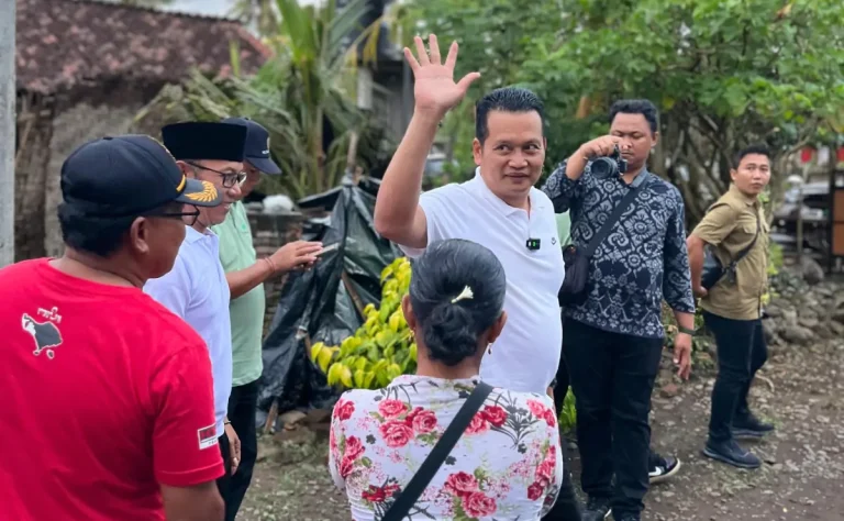 Mereka kini memiliki rumah layak huni berkat program bedah rumah yang digagas Pemerintah Kabupaten Jembrana dengan Bumdes Bersama