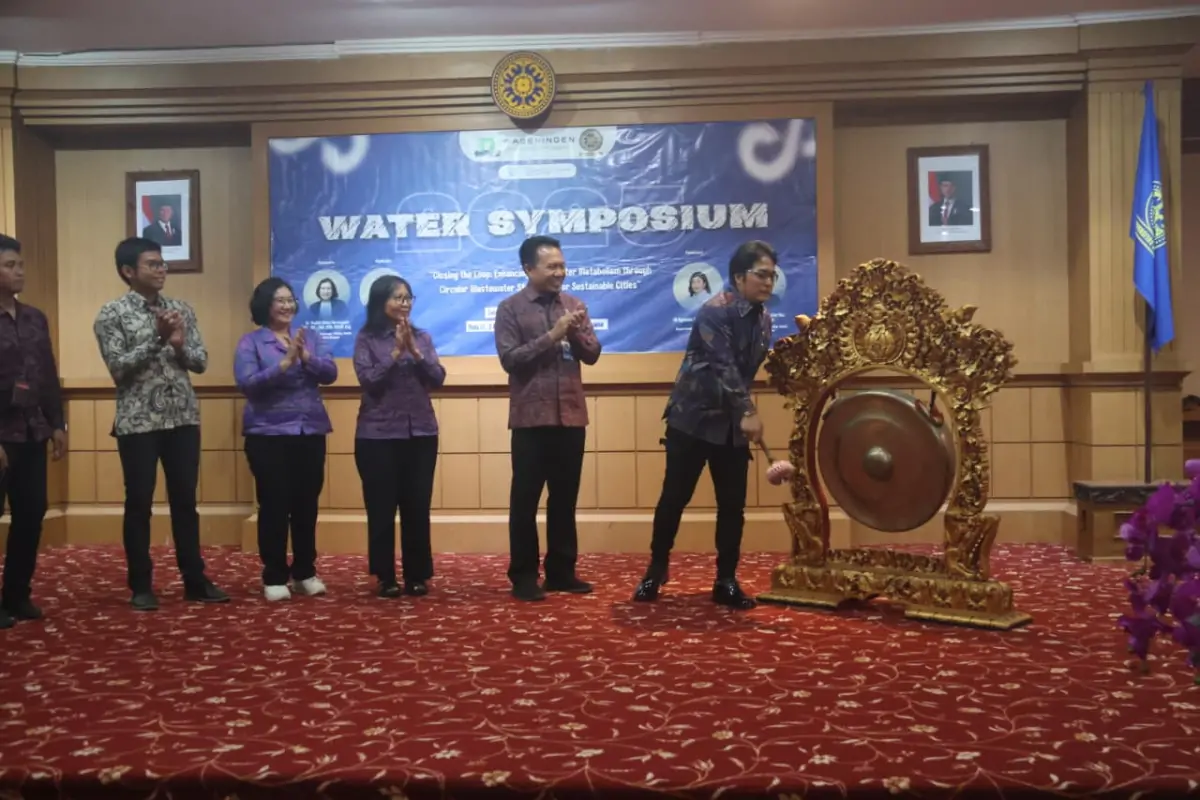 Wakil Gubernur Bali, I Nyoman Giri Prasta, membuka Water Symposium di Universitas Udayana untuk mendorong solusi pengelolaan air berkelanjutan dan pelestarian lingkungan di Pulau Dewata.