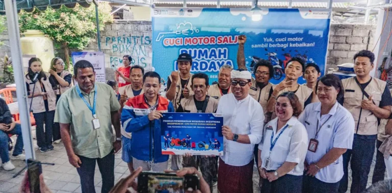 Wawali Arya Wibawa, meresmikan usaha cuci motor salju di Rumah Berdaya sebagai bagian dari Program Skizopreneur yang digagas Pertamina untuk mendukung kemandirian dan pemberdayaan penyintas skizofrenia.