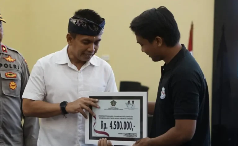Sebanyak 800 mahasiswa berprestasi asal Kabupaten Jembrana menerima bantuan beasiswa pendidikan dari Pemerintah Kabupaten Jembrana.