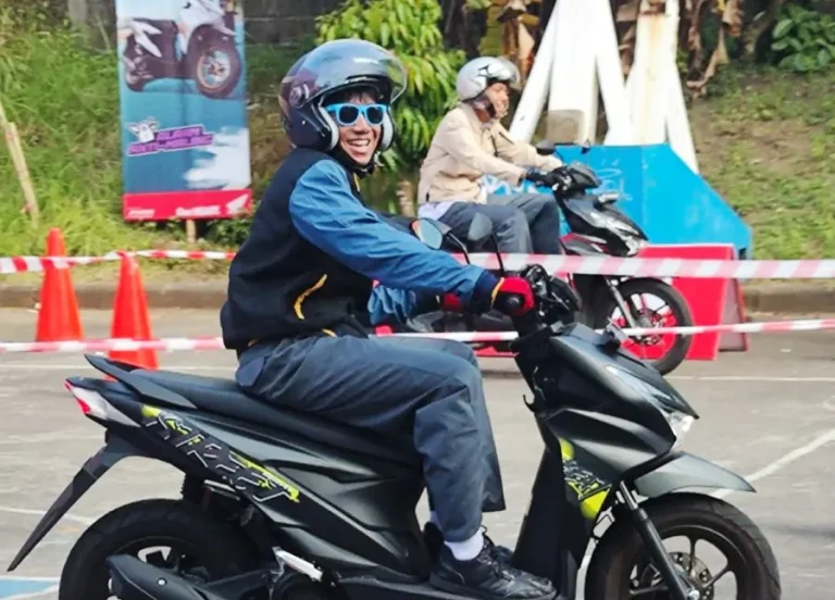 Tips Aman dan Seru Naik Motor untuk Pelajar BerSIM