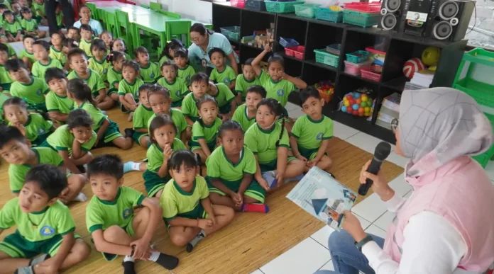 Melalui program “PLN Mendongeng”, sebanyak 100 anak usia dini di TK Widya Santhi, Ubung, Denpasar, diajak belajar tentang bahaya listrik