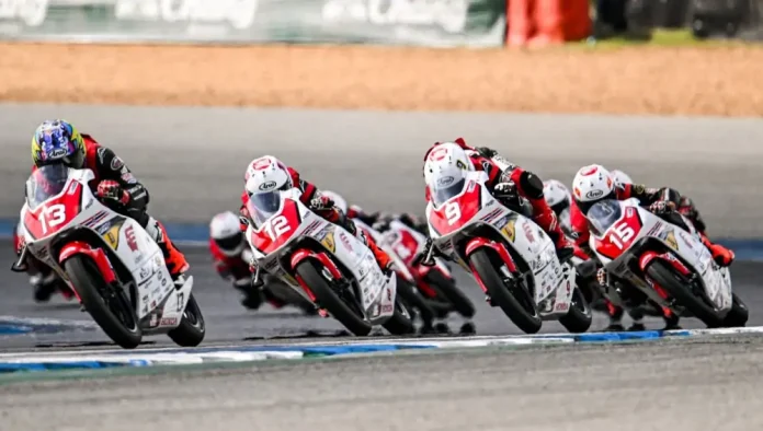 Pada gelaran Idemitsu Honda Thailand Talent Cup (TTC) 2025 Round 3 di Chang International Circuit, Buriram, Sabtu–Minggu 23–24 Agustus 2025