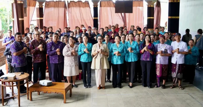 Putri Koster mengimbau masyarakat Bali untuk mengelola sampah secara mandiri mulai dari rumah, dengan memisahkan sampah organik dan anorganik agar lingkungan tetap bersih dan sehat.