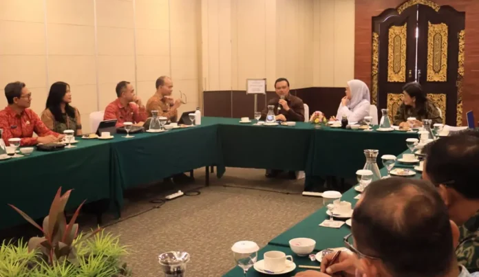 Pemerintah Provinsi Bali prioritaskan pengelolaan sampah berbasis sumber dengan melibatkan semua pihak agar lingkungan tetap bersih dan berkelanjutan.