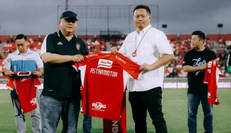 Marketing Manager Astra Motor Bali, Bapak Gangga Nanda Adi Surya (kanan) bersama Chief Executive Officer Bali United Bapak Yabes Tanuri (kiri) secara simbolis memegang jersey resmi Bali United dengan logo sponsor untuk Liga 1 musim 2025–2026