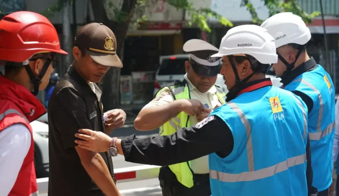 Auditor SMP Tenaga Profesional sedang melakukan pengecekan dan wawancara kepada petugas satuan pengamanan PLN UP2D Bali pada sesi observasi lapangan pada rangkaian Audit SMP