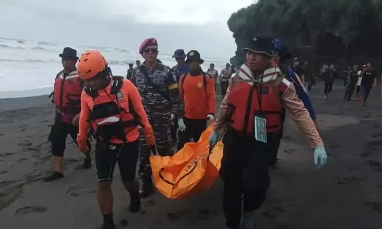 Pencarian tiga warga asal Jember yang terseret arus saat memancing di Pantai Mengening, Desa Cemagi, Kecamatan Mengwi, mulai menemukan hasil.