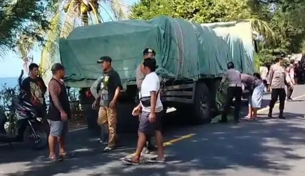 Proses evakuasi janazah Wayan Mastri yang terlindas ban truk pengangkut semen di Jalan Singaraja -Amlapura tepatnya di Desa Bukti Kecamatan Kubutambahan, Buleleng.