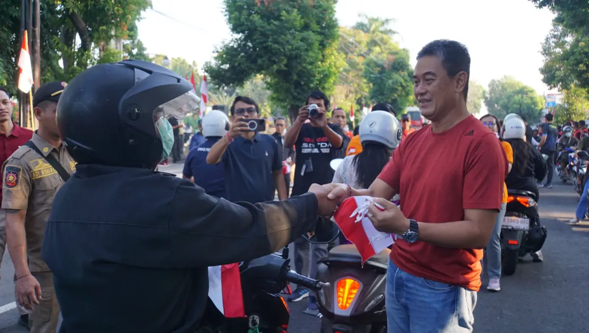 Sambut HUT ke-80 RI, Pemkab Buleleng Gelar Gerakan Pembagian Bendera Merah Putih dan Donor Darah