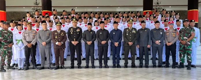 Sebanyak 70 anggota Paskibraka Buleleng dikukuhkan oleh Bupati I Nyoman Sutjidra sebagai bentuk kesiapan mereka menjalankan tugas pada HUT ke-80 RI dan menanamkan nilai-nilai kebangsaan di kalangan generasi muda.
