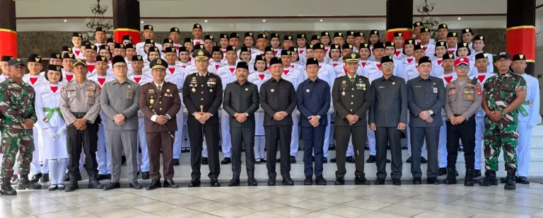 Sebanyak 70 anggota Paskibraka Buleleng dikukuhkan oleh Bupati I Nyoman Sutjidra sebagai bentuk kesiapan mereka menjalankan tugas pada HUT ke-80 RI dan menanamkan nilai-nilai kebangsaan di kalangan generasi muda.