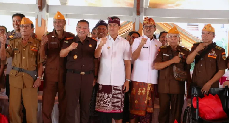 Wakil Bupati Buleleng, Gede Supriatna, memimpin pertemuan khusus bersama para veteran di Wantilan Praja Winangun, Kamis 14 Agustus 2025
