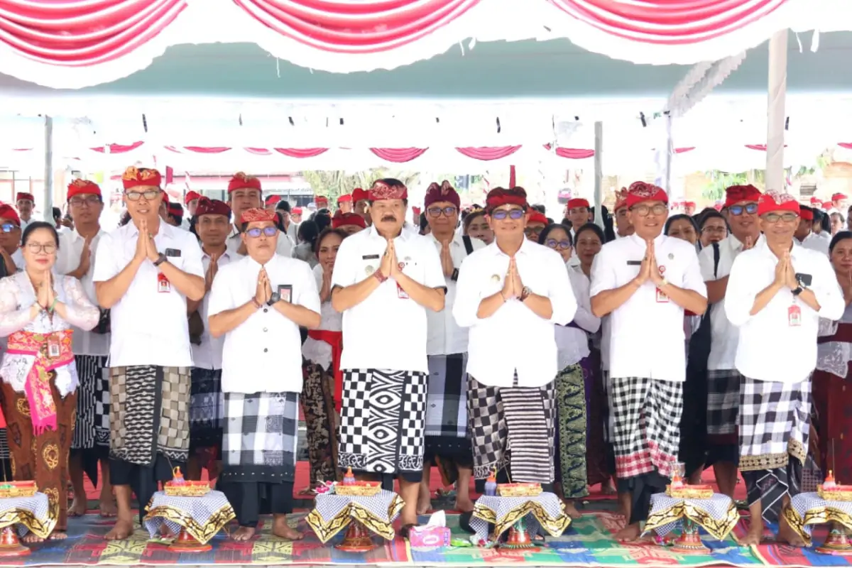 Pemerintah Kabupaten Tabanan menggelar persembahyangan bersama Hari Saraswati yang dihadiri Bupati, Wakil Bupati, pejabat, pegawai, dan pelajar sebagai wujud syukur dan kebersamaan.