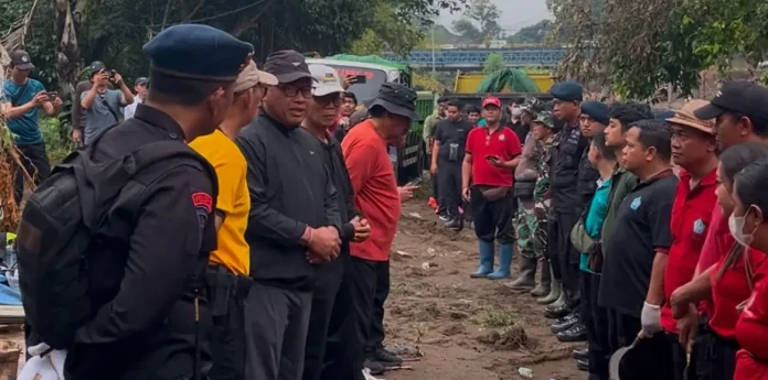 Sekretaris Daerah Kota Denpasar, Ida Bagus Alit Wiradana, bersama Ketua DPRD, I Gusti Ngurah Gede, memimpin aksi pembersihan di kawasan Grubug Permai, Kesiman.