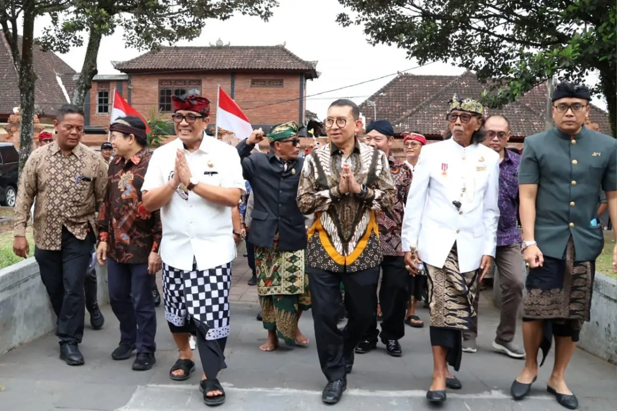 Bupati Tabanan, Dr. I Komang Gede Sanjaya menyambut Menteri Kebudayaan RI, Dr. H. Fadli Zon dalam kunjungan budaya yang diisi pertunjukan seni, pameran, dan temu wicara di Tabanan.