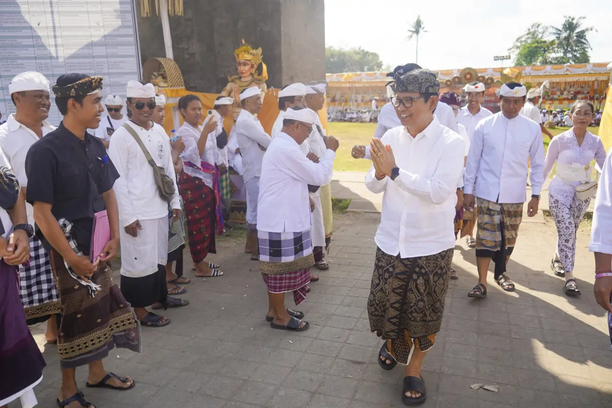 Bupati Adi Arnawa saat menghadiri Puncak Karya Manusa Yadnya, Pitra Yadnya, dan Atma Wedana di Desa Adat Kapal, Mengwi, Kamis (25/9).