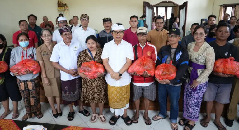 Bupati Adi Arnawa menyerahkan bantuan paket sembako kepada 120 KK yang terdampak bencana banjir di Kantor Kelurahan Lukluk, Mengwi, Senin (15/9).